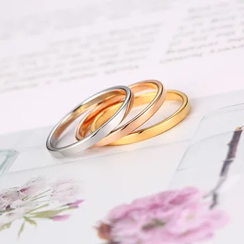 Tigrade 2 mm Tanki Par prsten srebrne boje Jednostavan Moderan prsten od ružičastog zlata za žene i muškarce mens darove od nehrđajućeg čelika